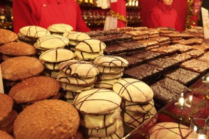 Die größte Auswahl an Nürnberger Lebkuchen bietet traditionell der Nürnberger Christkindlesmarkt (Foto: CTZ / Steffen Oliver Riese)