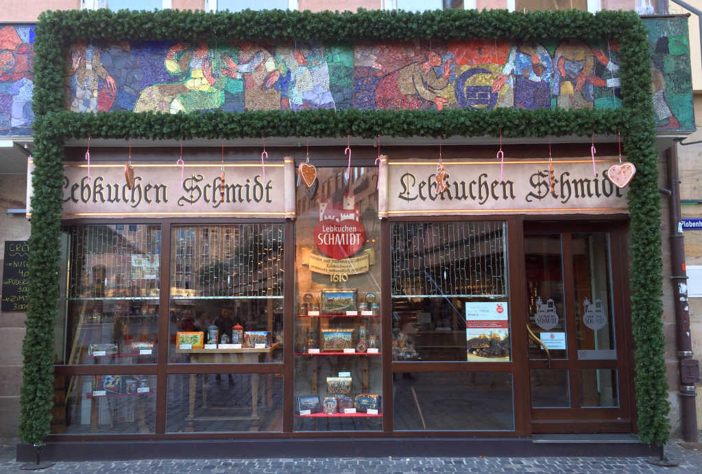 Lebkuchen Fabrikverkauf: Die Filiale von Lebkuchen Schmidt befindet sich direkt am Hauptmarkt und ist ganzjährig geöffnet.