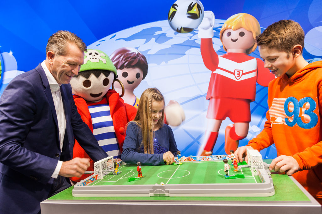 Europa- und Weltmeister Andy Köpke präsentierte die große Playmobil Fußballarena auf der Spielwarenmesse 2016 (Foto: Playmobil)