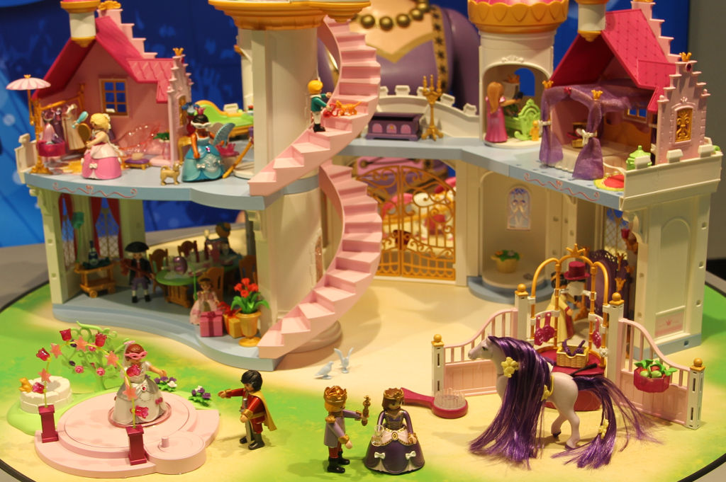 Das voll ausgebaute Playmobil Prinzessinnenschloss mit Schlafzimmer, Ankleidesalon, Kinderzimmer und Pferdestall.