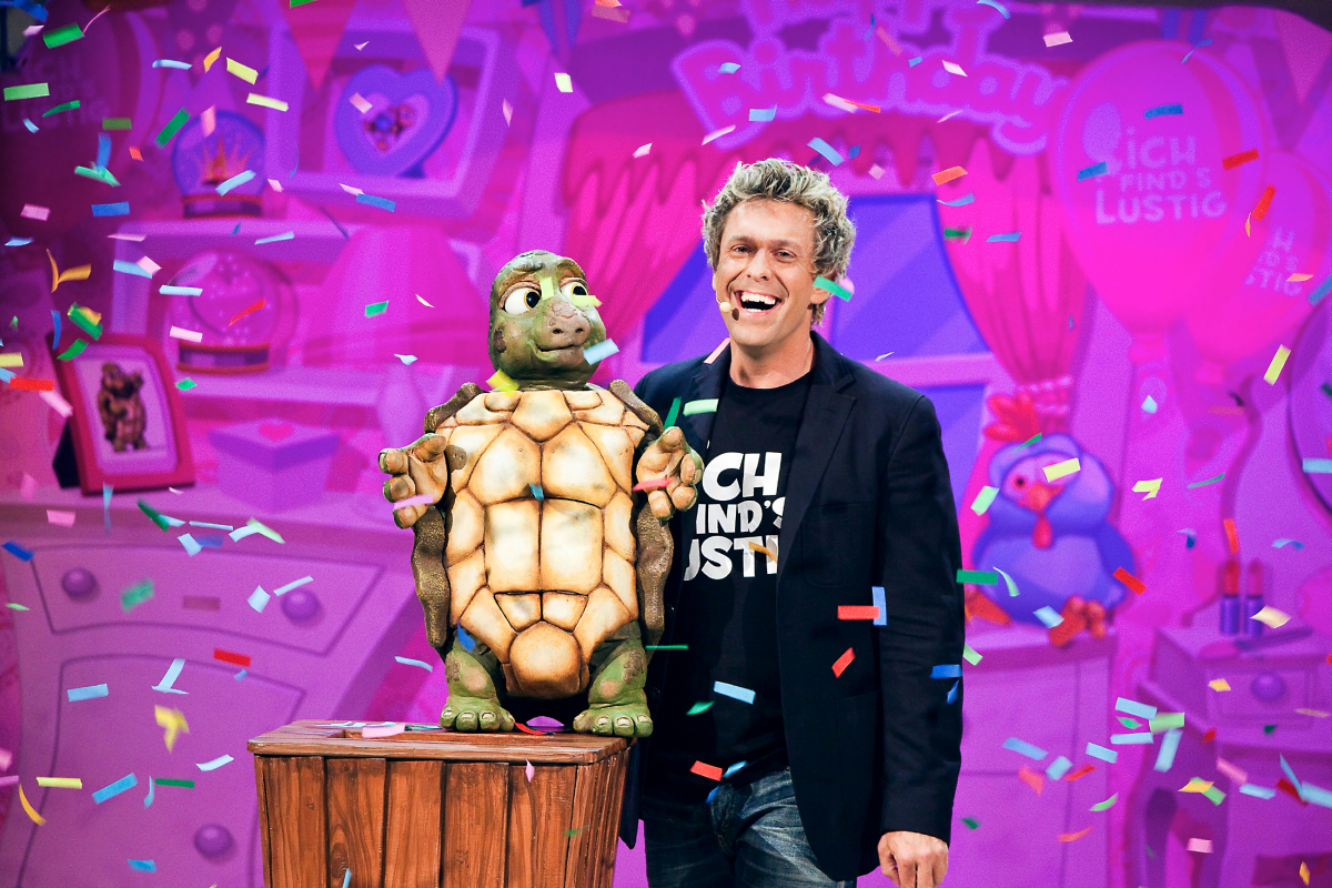 Sascha Grammel mit Schildkröte Josie in seinem neuen Live-Programm "Ich find's lustig" (Foto: RTL / Michael Zargarinejad / Universal Music)