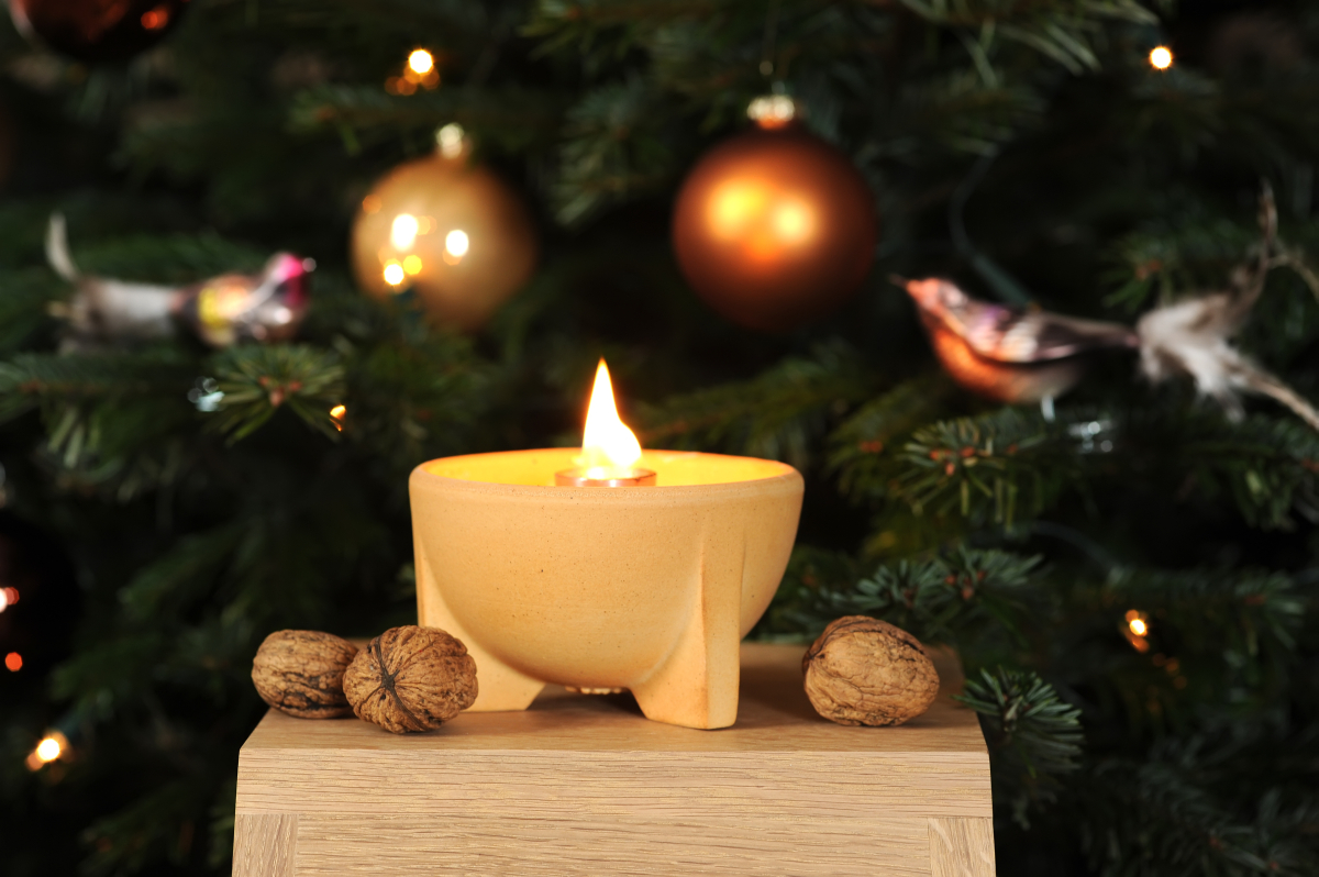 Das Denk Schmelzfeuer zaubert nicht nur an Weihnachten eine wunderbare Atmosphäre (Foto: Denk Keramik).