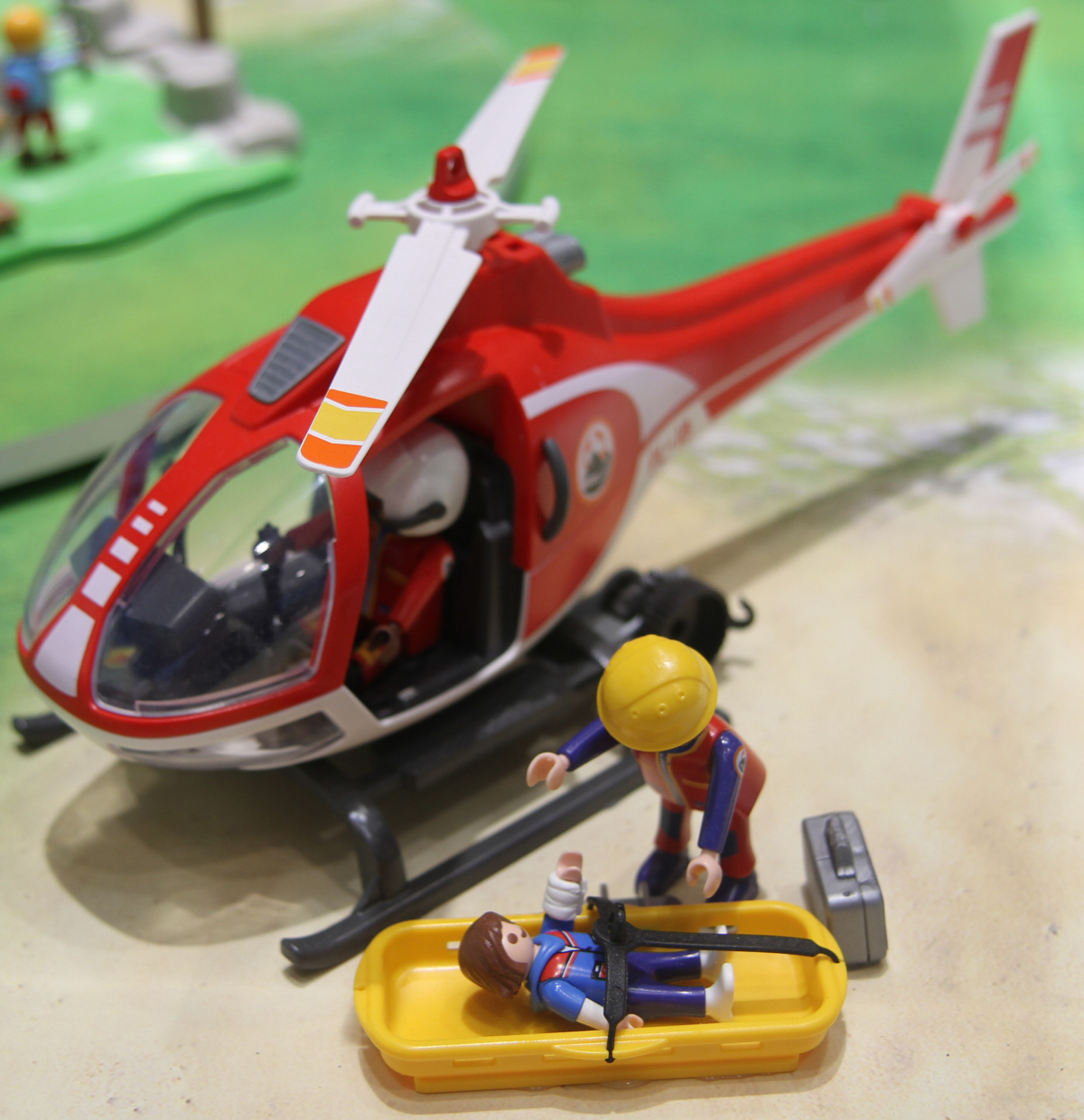 Erstversorgung und Abtransport: der neue Playmobil Bergretter-Helikopter (Foto: Odufroehliche.de)